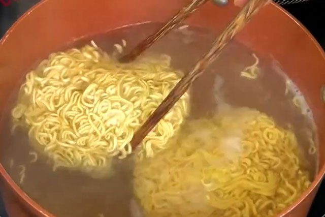 Nấu mì tôm đùng cho trực tiếp vào nồi: Làm thêm 1 bước để mì dai ngon lại giảm dầu mỡ gây hại