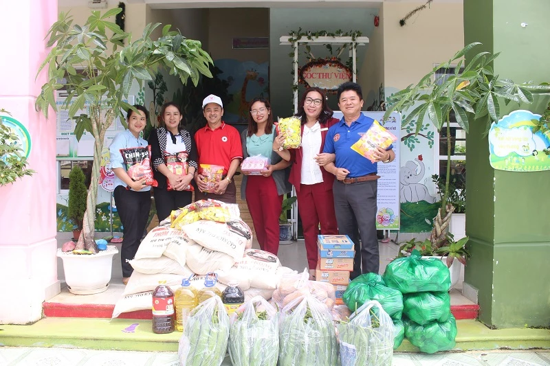 Hàng tháng, Chi hội Doanh nghiệp huyện Lạc Dương và các doanh nghiệp hội viên đều tổ chức trao nhu yếu phẩm cho các trường mầm non bán trú vùng sâu, vùng xa của huyện Lạc Dương.