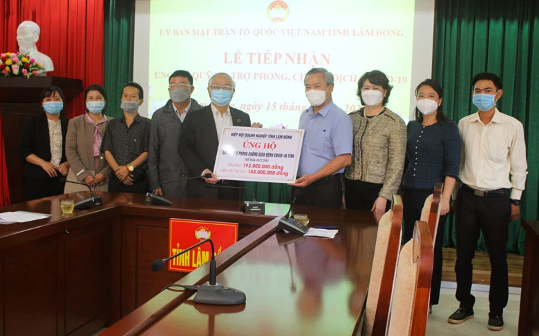 Đại diện Hiệp hội Doanh nghiệp tỉnh Lâm Đồng và các doanh nghiệp hội viên ủng hộ tiền và hiện vật phòng chống dịch COVID-19.