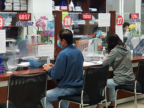 Các tổ chức, công dân đến giao dịch với Sở Tư pháp Đà Nẵng tại Bộ phận "Một cửa" Trung tâm Hành chính TP