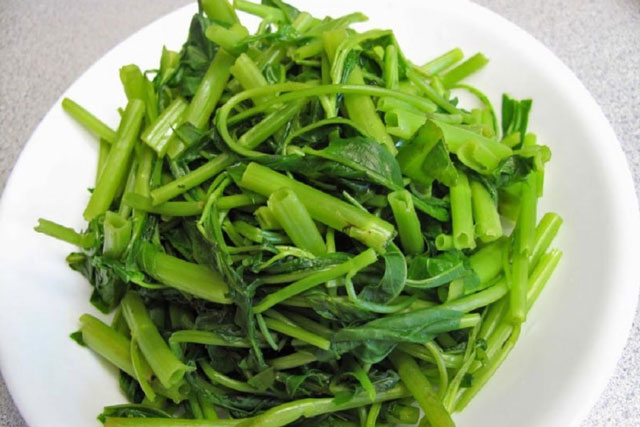 Luộc rau muống chỉ thả nước lạnh và muối là chưa đủ: Thả thêm thứ này vào rau xanh mướt giòn sần sật