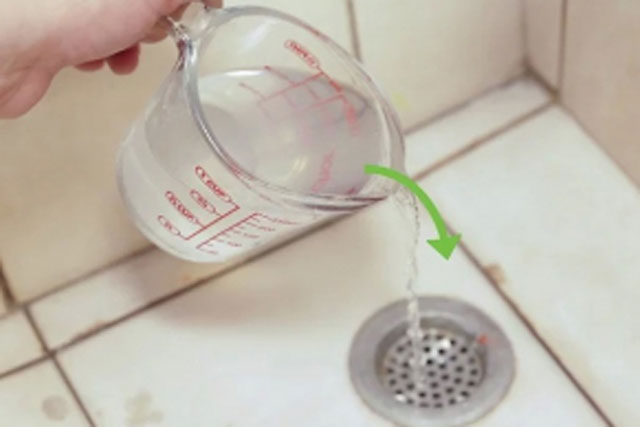 Đường cống tắc cứng: Đừng vội gọi thợ chỉ cần áp dụng mẹo nhỏ này, nước chảy ngon ơ