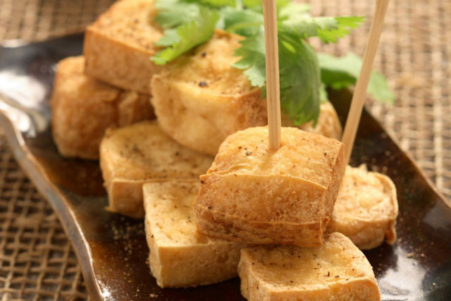 Cách rán đậu phụ giòn vỏ mà không khô, miếng nào cũng vàng ươm, không sợ dính chảo