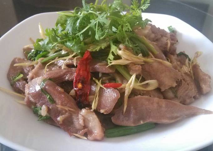 Thực đơn cơm chiều: Lưỡi lợn xào lăn, gà hấp muối sả, canh bắp cải thịt viên