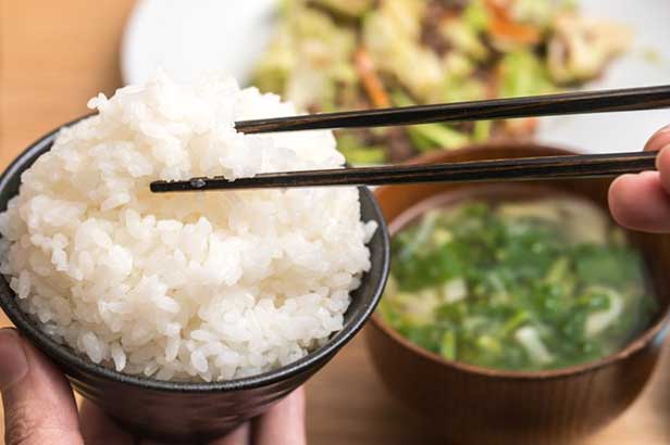 Sai lầm khi ăn cơm tổn hại sức khỏe, 90% người Việt mắc phải