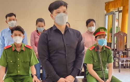 Làm giả hồ sơ vay vốn ngân hàng, một cán bộ bệnh viện lãnh án 11 năm tù