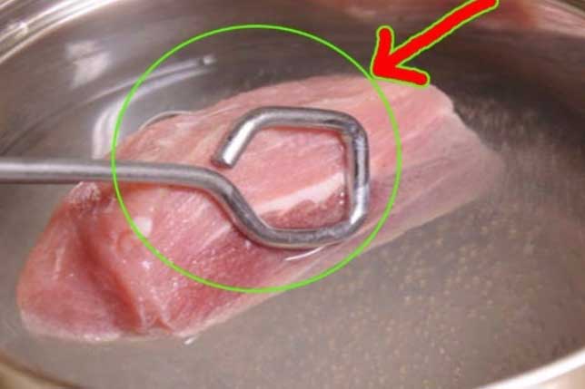 Luộc thịt đừng vội thả vào nước lạnh: Làm theo cách này thịt đào thải độc tố, sạch 100% an toàn sức khỏe
