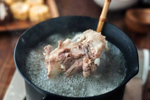 Hầm xương đừng chỉ dùng muối và nước lã: Thêm thứ này, nước dùng trong vắt, ngọt lịm