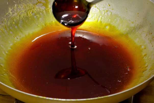 Thắng nước hàng kho thịt cá: Cho nước hay cho đường trước, nhiều người làm sai nên bị đắng, màu không đẹp