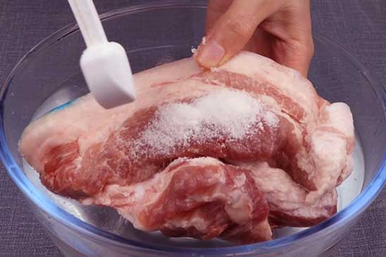 Thịt đóng đá hòa vài thìa gia vị này vào thịt rã đông nhanh, tươi nguyên như mới