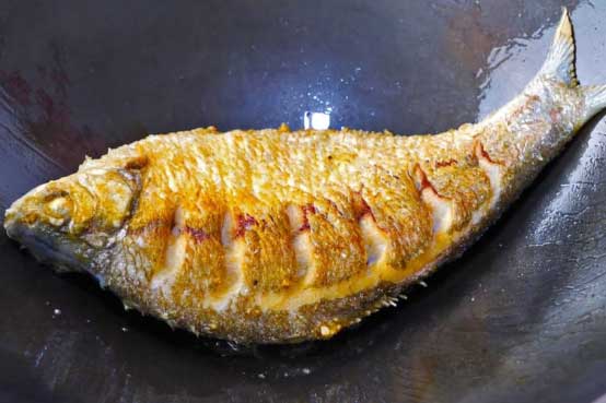 Rán cá đừng chỉ dùng dầu: Cho thêm vài lát này để da cá vàng giòn, không lo bắn dầu