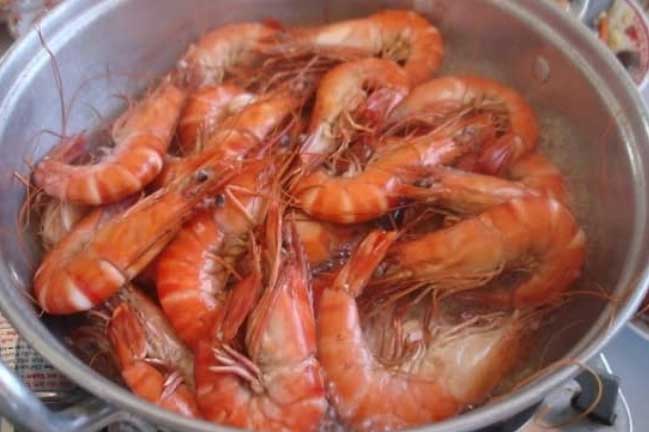 Luộc tôm đừng dùng nước lã, sử dụng thứ này để tôm đỏ au, ngọt thịt, không tanh