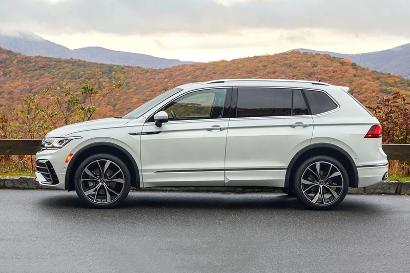 7. Volkswagen Tiguan 2023 (giá khởi điểm: 26.590 USD