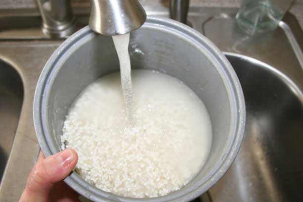 Vo gạo 3 lần khi nấu cơm là dại: Sai lầm khiến món ăn của bạn mất sạch chất, ăn nhạt kém ngon