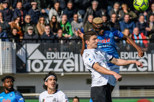 Vượt Ronaldo, Osimhen bật cao 2m58 đánh đầu ghi bàn