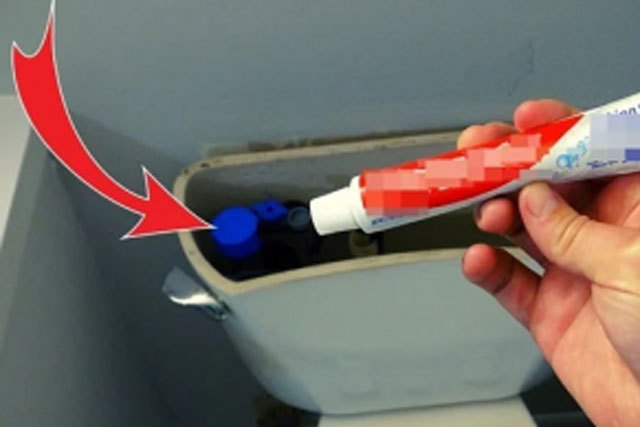 Cắt 2 đầu tuýp kem đánh răng rồi thả vào bồn cầu, tác dụng cực tốt, nhà nào cũng cần