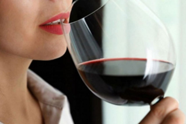 Không chỉ gây nhiều tác hại đối với sức khỏe, bia rượu còn là tác nhân khiến nhan sắc chị em bị "tàn phá"