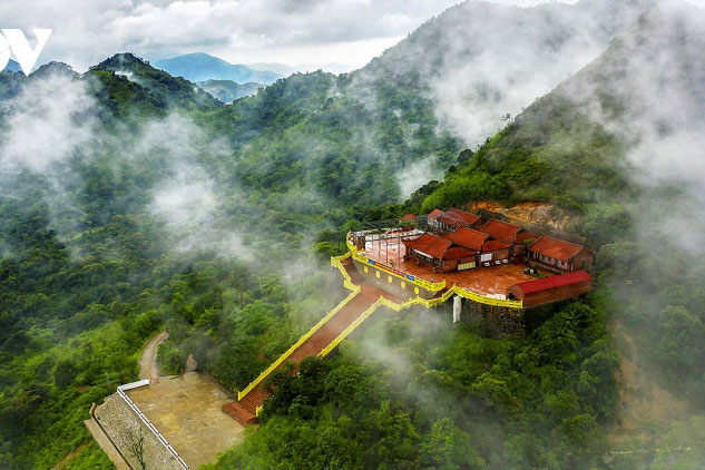 Băng rừng trúc tìm về “nơi Đức vua hoá Phật”