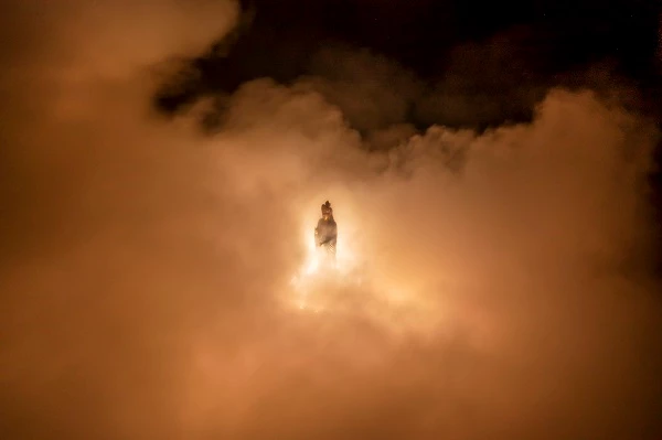 Tượng Phật Bà Tây Bổ Đà Sơn ẩn hiện trong mây.