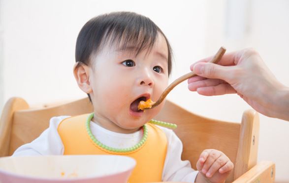 3 cách giúp bé ăn dặm dễ dàng