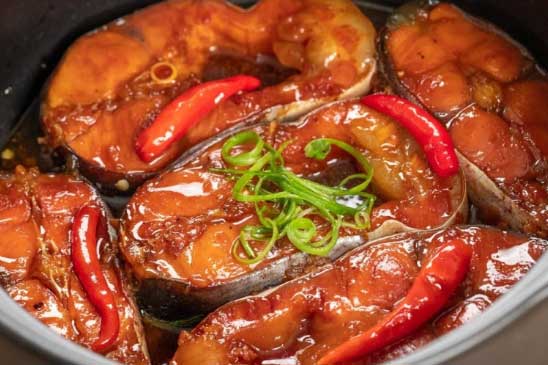 Kho cá đừng dùng nước lã: Cho thứ này để cá đậm đà, nhừ xương mà vẫn chắc thịt