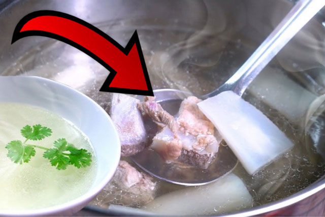 Hầm xương cứ tiện tay thả thứ này vào nồi, bảo sao nước dùng đục ngầu, mất chất
