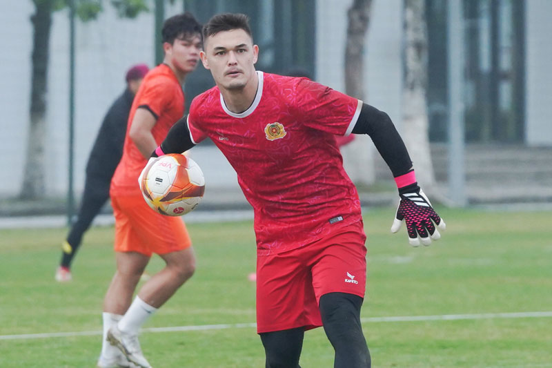 Thủ môn Patrik Lê Giang lần đầu tiết lộ khó khăn khi trở về Việt Nam