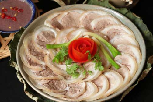 Luộc thịt xong đừng gắp ngay ra đĩa, làm thêm 1 bước để thịt trắng tinh, thơm nức, thái mỏng tang