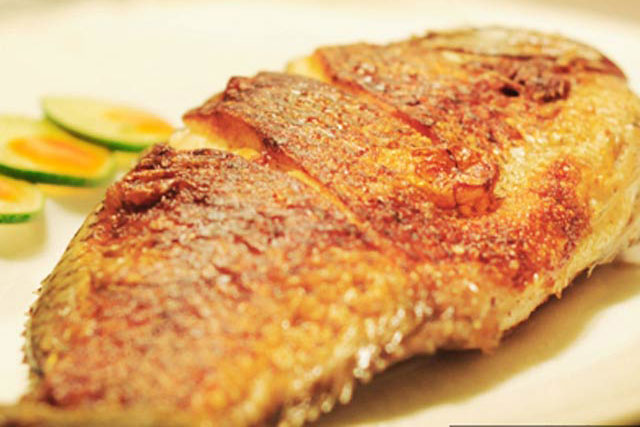 Rán cá đừng vội thả ngay vào chảo: Làm thêm bước này cá không dính chảo, giòn tan không lo vỡ nát