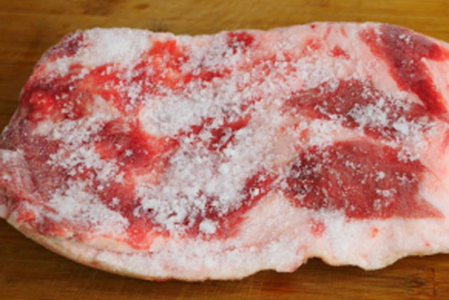 Thịt lấy ra từ ngăn đá cứng như cục gạch: Thêm thìa gia vị này, chỉ 5 phút là thịt mềm, không mất chất