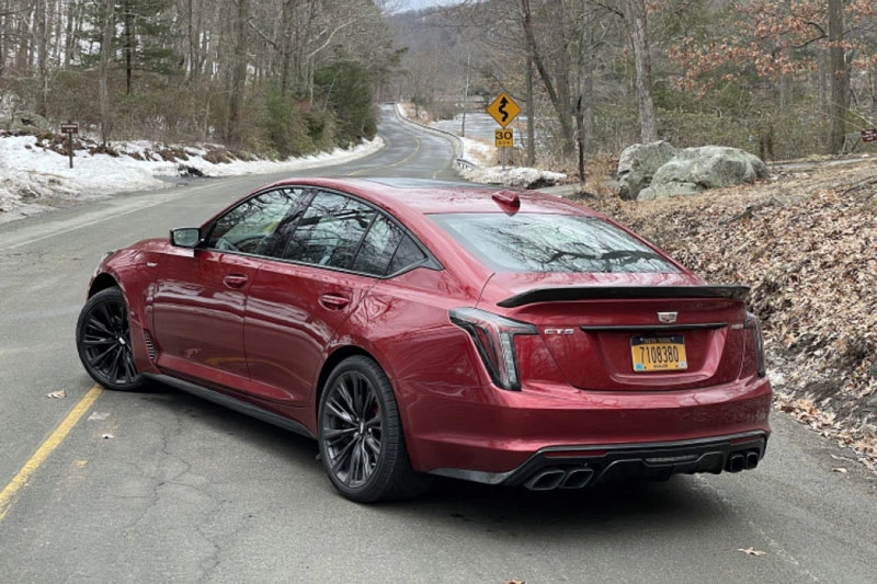 4. Cadillac CT5-V Blackwing 2023 (vận tốc tối đa: 322 km/h, thời gian tăng tốc từ 0-96 km/h: 3,6 giây).