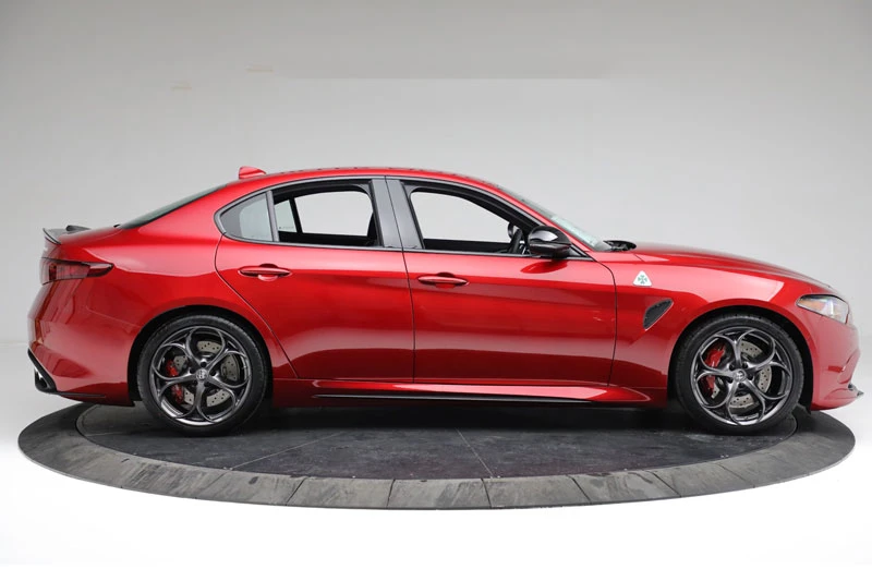 7. Alfa Romeo Giulia Quadrifoglio 2023 (vận tốc tối đa: 307 km/h, thời gian tăng tốc từ 0-96 km/h: 3,8 giây).