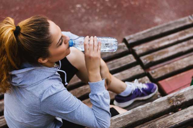 Đừng tưởng cứ uống nước là tốt, uống theo kiểu này còn 'giết' thận nhanh gấp 10 lần