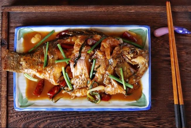 Cá rô phi kho tộ cho bữa tối ngon cơm