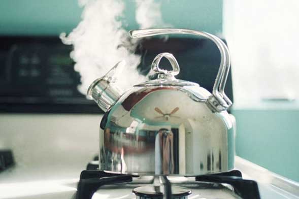 Sai lầm khi dùng nước đun sôi để nguội cực hại sức khoẻ, nhà nào cũng mắc phải