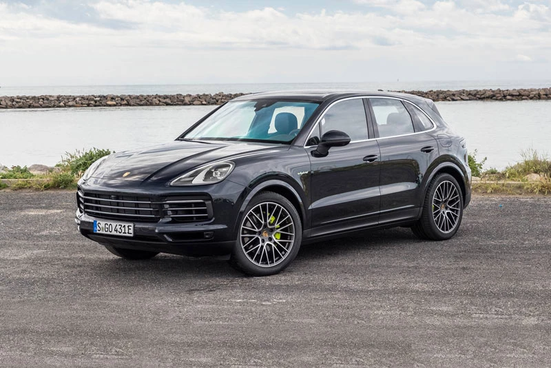 10. Porsche Cayenne 2023 (giá khởi điểm: 72.200 USD).