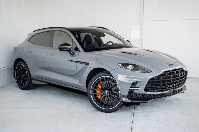 1. Aston Martin DBX707 (vận tốc tối đa: 311 km/h).