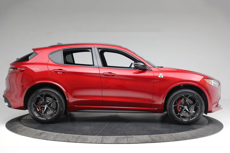 10. Alfa Romeo Stelvio Quadrifoglio (vận tốc tối đa: 285 km/h).