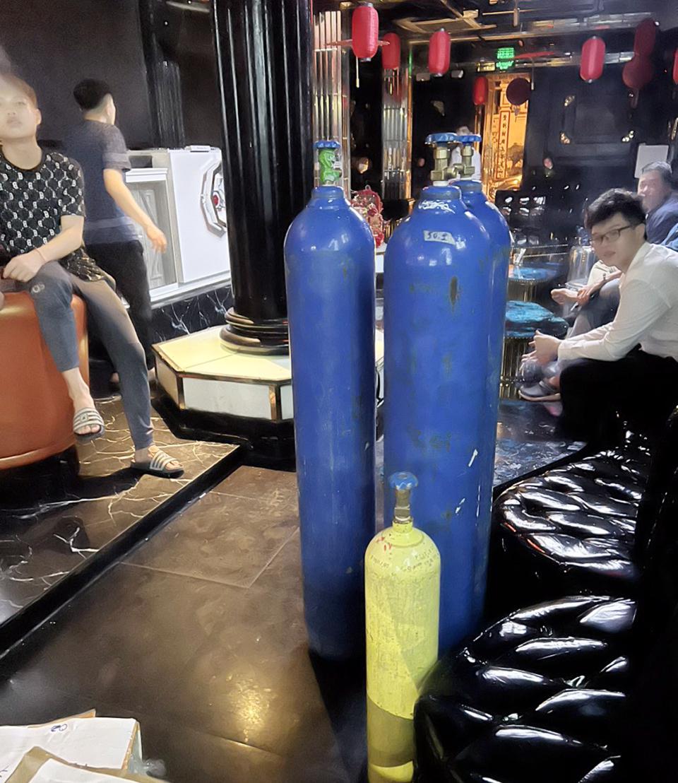 Hà Nội: Triệt phá cơ sở kinh doanh ”bóng cười”, rượu lậu