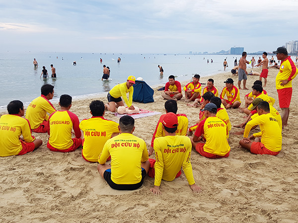 Đà Nẵng: Cứu du khách nước ngoài bị đuối nước ở khu vực nguy hiểm