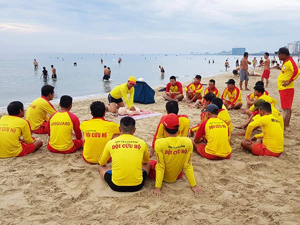 Lực lượng cứu hộ biển Đà Nẵng thường xuyên tập huấn, nâng cao trình độ nghiệp vụ để đảm bảo an toàn cho người dân và du khách tắm biển