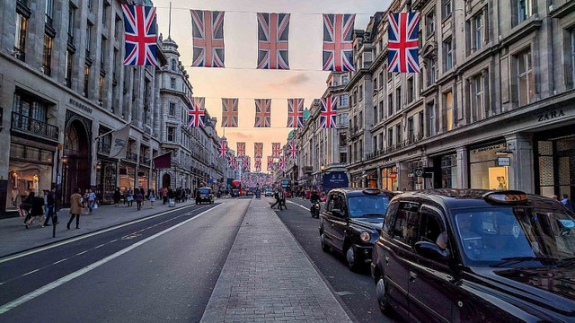 Kinh tế Anh thoát suy thoái trong gang tấc