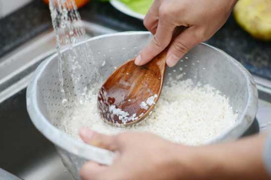 Nấu cơm làm theo cách này cơm ngon thơm dẻo, không bị dính nồi cả nhà ăn hết bay