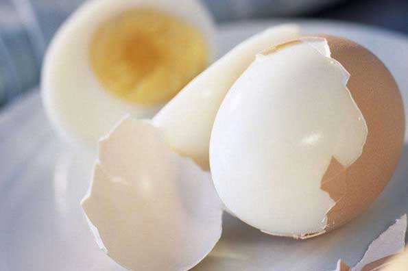 Luộc trứng kiểu này khiến trứng mất chất dinh dưỡng, vi khuẩn dễ xâm nhập gây bệnh đường ruột