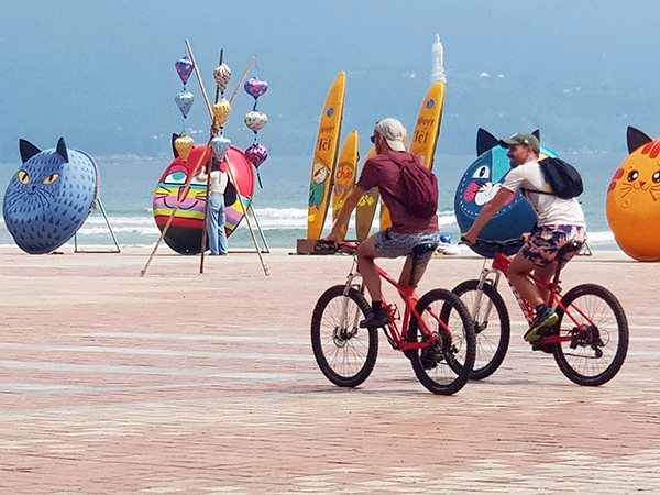 Các điểm check-in trên bãi biển tạo thêm điển nhấn cho du lịch Đà Nẵng từ dịp Tết Quý Mão 2023 đến nay