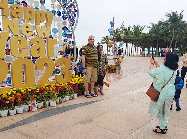 Du khách Ấn Độ chụp ảnh lưu niệm tại điểm check-in ở khu vực Công viên Biển Đông 
