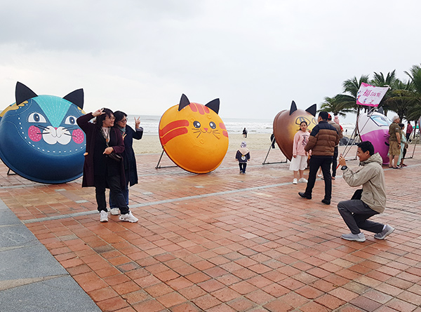Du khách Đài Loan thích thú với các điểm check-in trên bãi biển Đà Nẵng