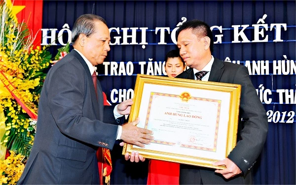 Ông Nguyễn Tuấn Minh – Bí thư Tỉnh ủy BR-VT, thừa ủy quyền của Chủ Tịch Nước trao danh hiệu Anh hùng Lao động cho ông Hoàng Đức Thảo tháng 01/2012.