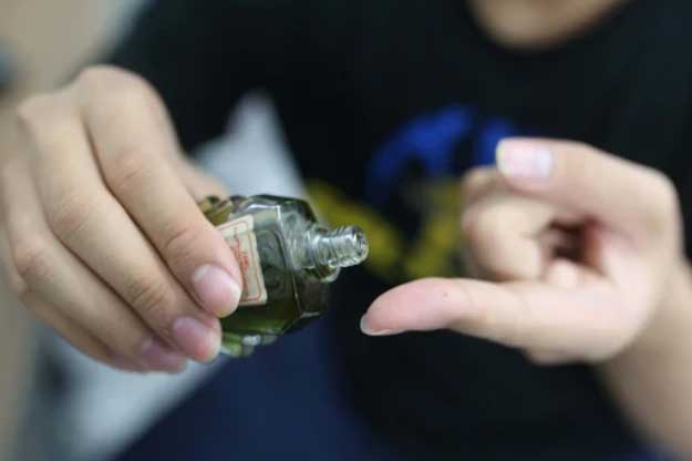 Trước khi ngủ hãy nhỏ vài giọt dầu gió lên bụng và xoa đều, hãy xem điều bất ngờ gì sẽ xảy ra