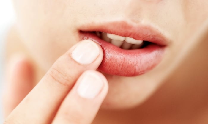 Cách đánh son để không bị khô môi